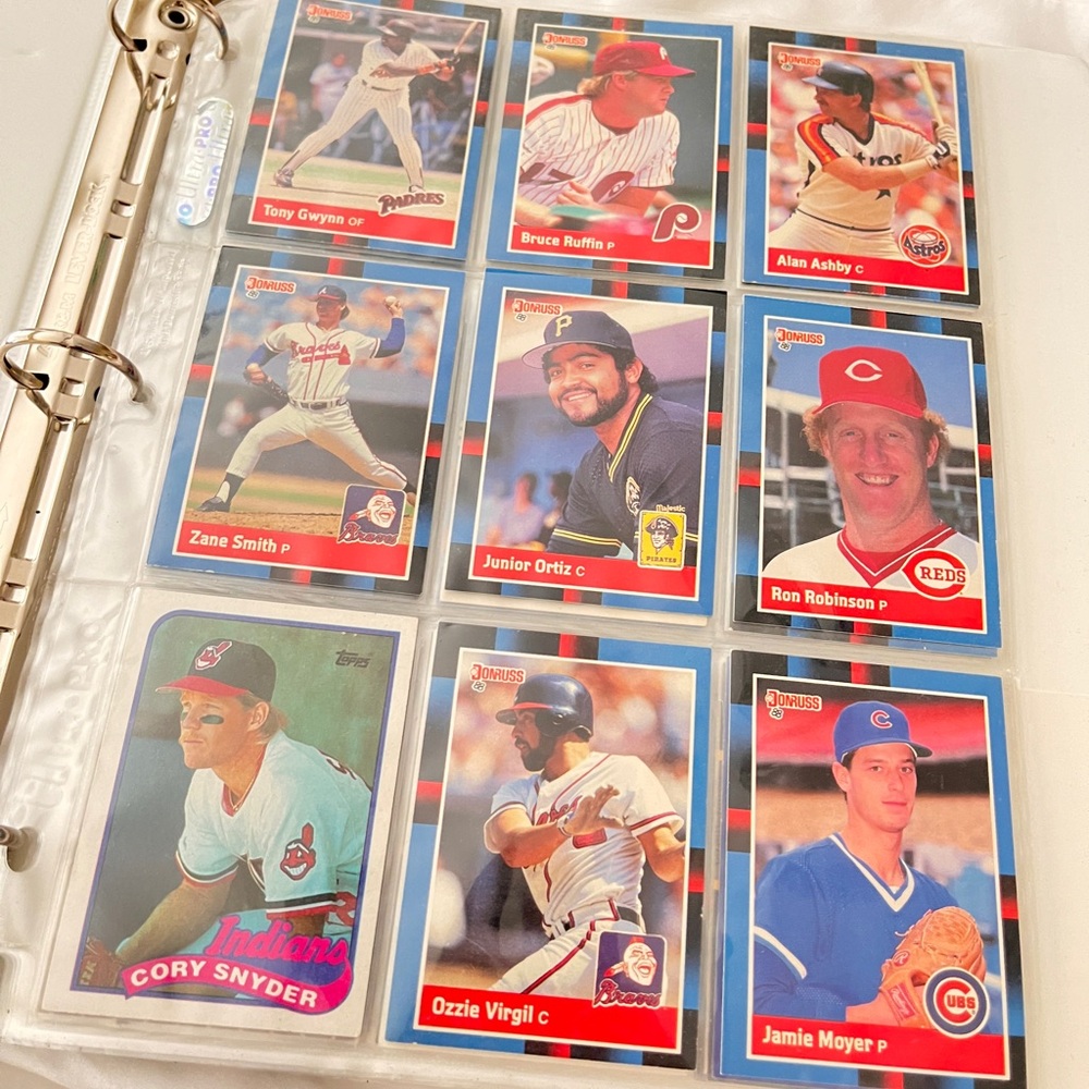 Lot of various baseball cards from the 80s